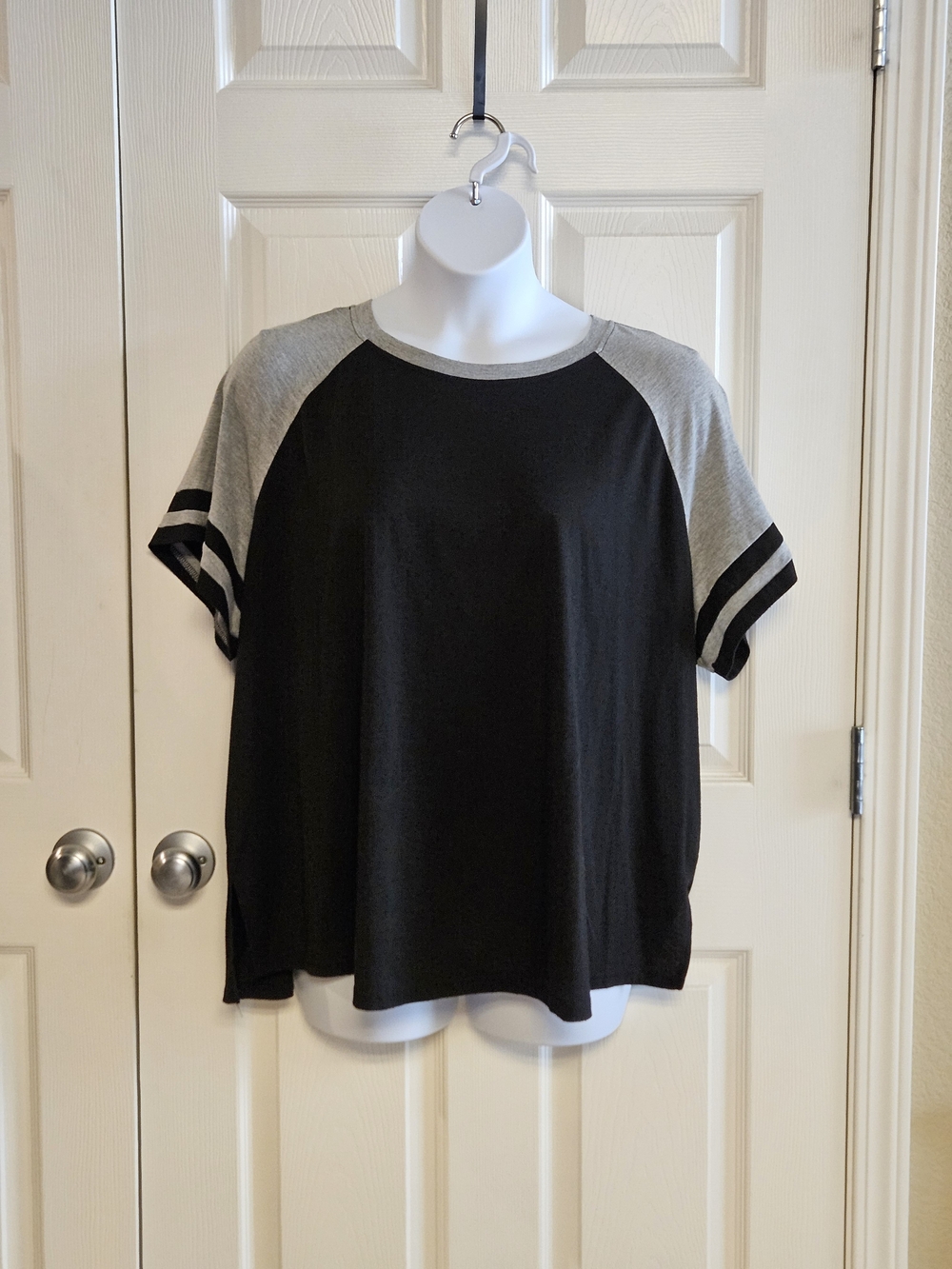 SHEIN LUNE Plus - Black & Grey Two-Tone Raglan Tee - 3XL (No Tags)